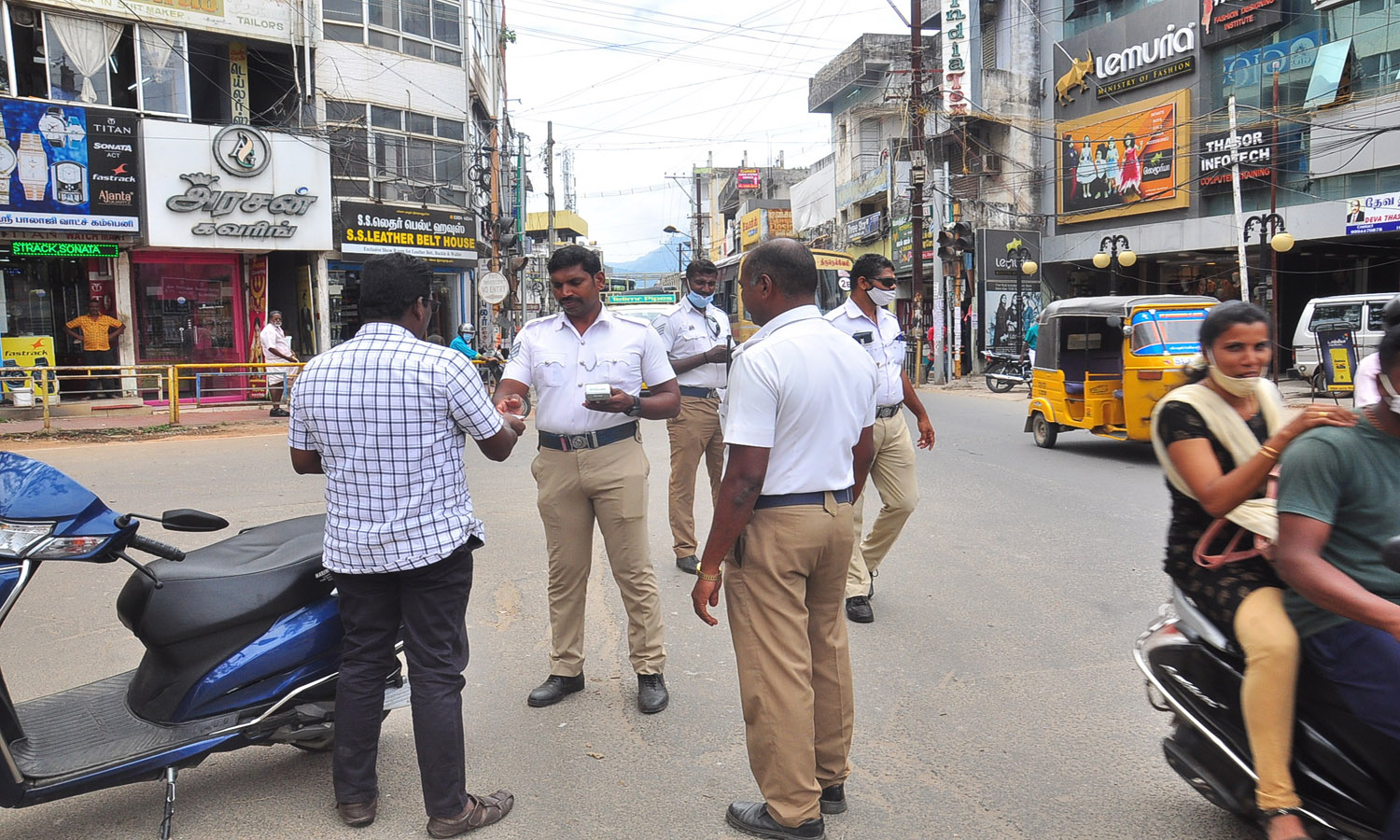 குமரி மாவட்டத்தில் சாலை விதிகளை கடை பிடிக்காத வாகனங்களுக்கு அபராதம் குமரி மாவட்டத்தில் சாலை விதிகளை கடை பிடிக்காத வாகனங்களுக்கு அபராதம்