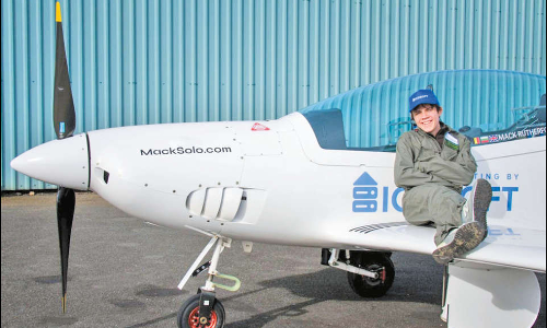 17 வயதில் உலகை தனியாக வலம் வந்து சாதனை படைத்த இளம் விமானி