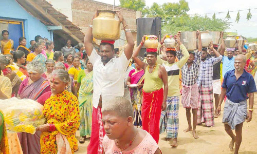 உணவு சமைத்து ஊர்வலமாக கோவிலுக்கு எடுத்து வந்த கிராம மக்கள்- மழை வேண்டி நூதன வழிபாடு