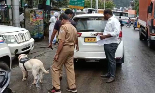 ஓணம் பண்டிகையையொட்டி மது கடத்தலை தடுக்க தமிழக-கேரள எல்லையில் போலீசார் தீவிர சோதனை