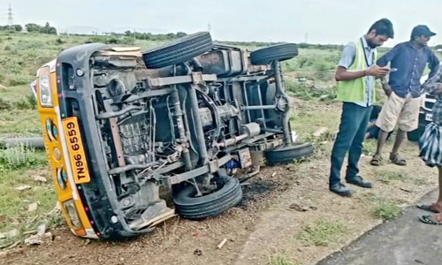 சரக்கு வாகனம் கவிழ்ந்து விபத்து