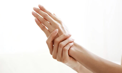 கைகள் கருப்பாக இருக்கா? அப்ப இந்த டிப்ஸ் உங்களுக்கு உதவியா இருக்கும்...