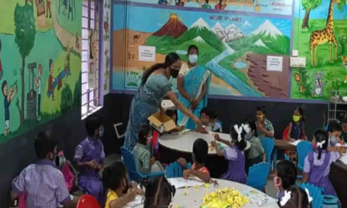 சொந்த செலவில் வகுப்பறைக்கு வர்ணம் பூசிய ஆசிரியர்-மாணவர்கள்