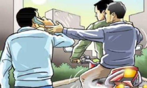 காரைக்காலில் சைக்களில் சென்ற வாலிபரிடம் ரூ.20 ஆயிரம் செல்போன் பறிப்பு-மர்ம நபர்களுக்கு போலீசார் வலை