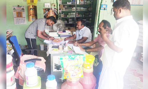 பரமத்தி வட்டார உரக்கடைகளில்   பறக்கும் படை வேளாண் அதிகாரிகள் திடீர் ஆய்வு