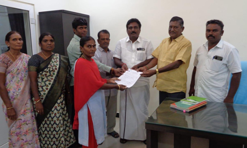 வேலூர் பேரூராட்சி பகுதியில்   வாக்காளர் அட்டையில் ஆதார் எண்ணை   இணைக்கும் 6-பி படிவம் வழங்கல்