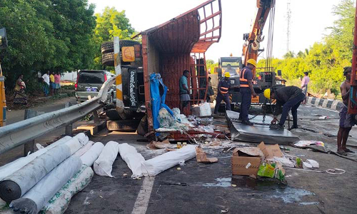 விழுப்புரம் அருகே லாரி மீது மற்றொரு லாரி மோதல்; டிரைவர் படுகாயம்-போக்குவரத்து பாதிப்பு