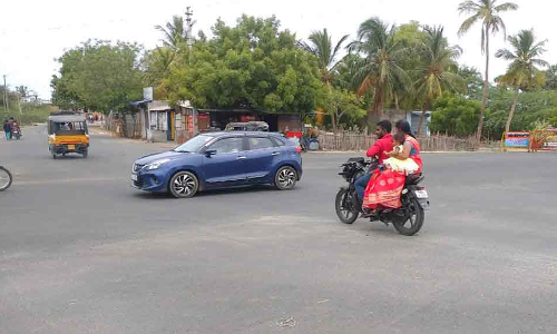 குலசேகரன்பட்டினத்தில்  தொடர் விபத்தை தடுக்க 4 சந்திப்பு ரோட்டில் ரவுண்டானா அமைக்க வேண்டும் - வாகன ஓட்டிகள் கோரிக்கை