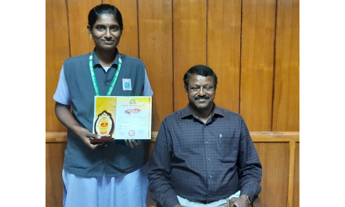 கட்டுரைப் போட்டியில் வென்ற  ஓசூர் எம்.ஜி.ஆர். கல்லூரி மாணவிக்கு பாராட்டு