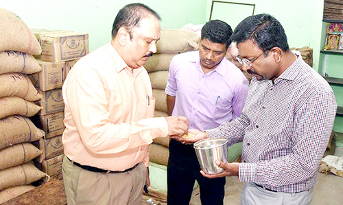 அங்காடியில் உணவு பொருட்களின் தரம் குறித்து அதிகாரி ஆய்வு