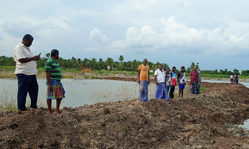 விவசாயிகள் எதிர்ப்பால்   ஏரியின் நடுவில் மீன்பிடிக்க குத்தகைதாரர் அமைத்த கரை அகற்றம்