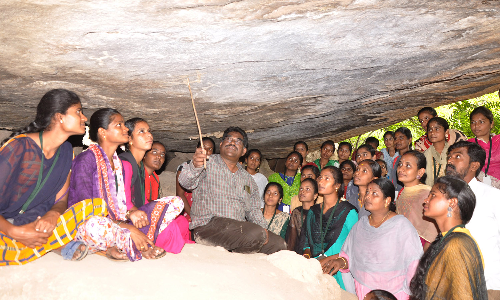 தாளாப்பள்ளி மலையில்  அரசு கல்லூரி மாணவிகளுக்கு பாறை ஓவியம் குறித்து பயிற்சி