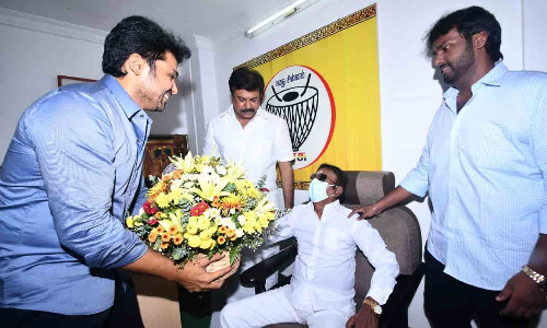 விஜயகாந்தை நேரில் சென்று வாழ்த்திய கார்த்தி