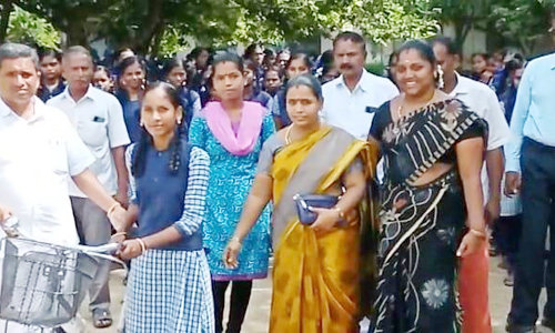 பள்ளி மாணவ, மாணவிகளுக்கு இலவச சைக்கிள்