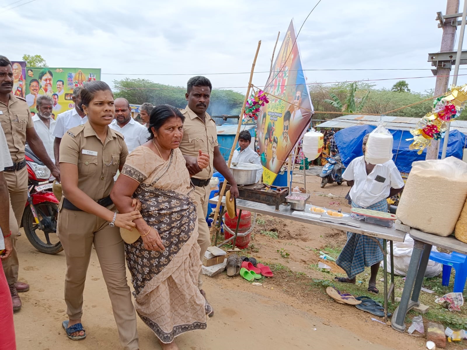 பெண்ணிடம் தங்க சங்கிலியை பறிக்க முயன்ற மூதாட்டி கைது பெண்ணிடம் தங்க சங்கிலியை பறிக்க முயன்ற மூதாட்டி கைது