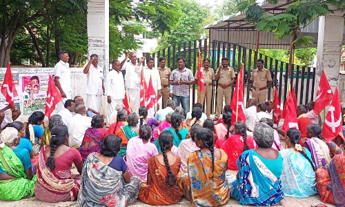 நிலக்கோட்டை ஊராட்சி ஒன்றிய அலுவலகத்தில் விவசாயிகள் முற்றுகை