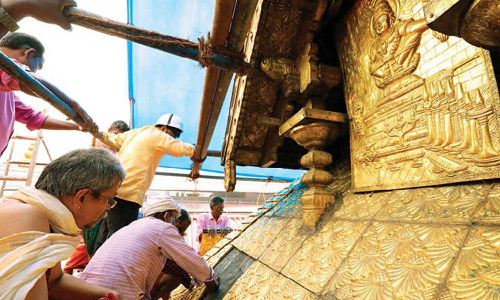 சபரிமலை கோவில் தங்க மேற்கூரையில் ஏற்பட்ட கசிவை சீர் செய்ய தேவஸ்தானத்திற்கு கேரள ஐகோர்ட்டு உத்தரவு