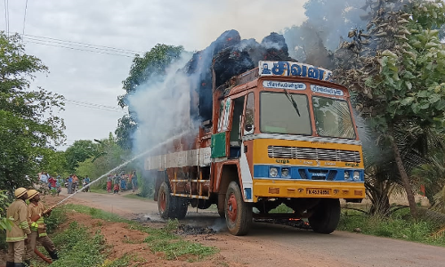 லாரியில் ஏற்றி வந்த தேங்காய் நார் தீப்பிடித்து எரிந்து நாசம்