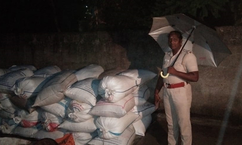 விழுப்புரம் அருகே    குட்கா, பான் மசாலா - ரேசன் அரிசி மூட்டைகள் பறிமுதல்