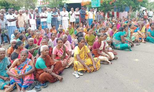 பெண்கள் திடீர் சாலை மறியல் போராட்டம்