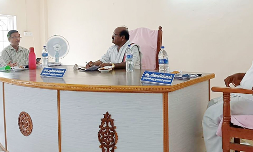 ஏர்வாடி செல்லும் டவுன் பஸ் நிறுத்தப்பட்டதால் மாணவர்கள் அவதி