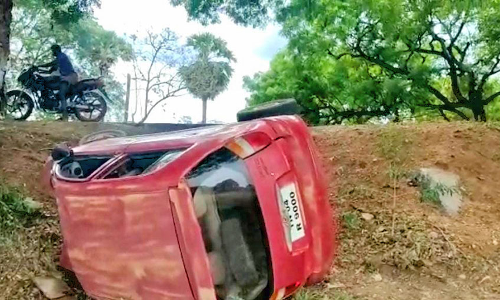 செய்துங்கநல்லூரில்  கார் கவிழ்ந்து பெண் பலி - கணவர், மகன், மகளுக்கு தீவிர சிகிச்சை