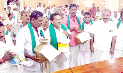 குறைதீர் கூட்டத்தில் நூதன முறையில் மனு கொடுத்த விவசாய சங்க நிர்வாகிகள்