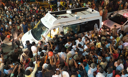 முதல்-அமைச்சர் மு.க.ஸ்டாலினுக்கு பட்டு ஜமக்காளம் வழங்கி வரவேற்பு