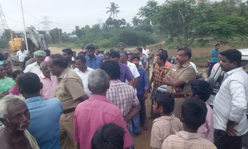 மண் திருட்டு லாரி, பொக்லைன் எந்திரங்களை   சிறைபிடித்து பொதுமக்கள் போராட்டம்