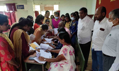 கல்லூரி மாணவிகளின் சான்றிதழ்கள் சரிபார்ப்பு