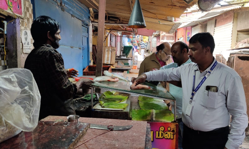 தரமற்ற இறைச்சிகள் விற்பனையா? கோத்தகிரி மார்க்கெட்டில் உணவு பாதுகாப்பு அதிகாரிகள் திடீர் சோதனை