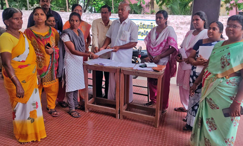 பொத்தனூர்பேரூராட்சி அலுவலகத்தில்   வாக்காளர் அட்டையில் ஆதார் எண்   இணைக்கும் படிவம் வழங்கல்