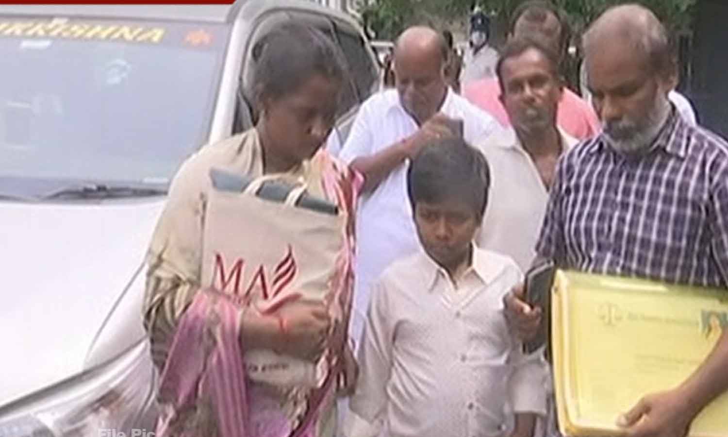 முதல்வர் மு.க.ஸ்டாலினுடன் ஸ்ரீமதியின் பெற்றோர் சந்திப்பு முதல்வர் மு.க.ஸ்டாலினுடன் ஸ்ரீமதியின் பெற்றோர் சந்திப்பு