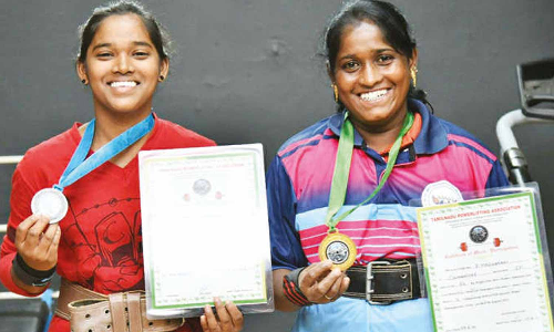 வீட்டு வேலை செய்யும் கோவை பெண் தங்கம் வென்று சாதனை- மகளும் வெண்கலப்பதக்கம் வென்றார்