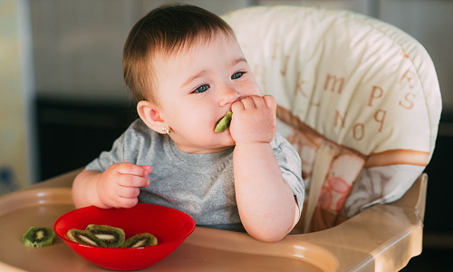 குழந்தைக்கு ஒரு வருடத்திற்குள் என்னென்ன உணவைக் கொடுக்கலாம்