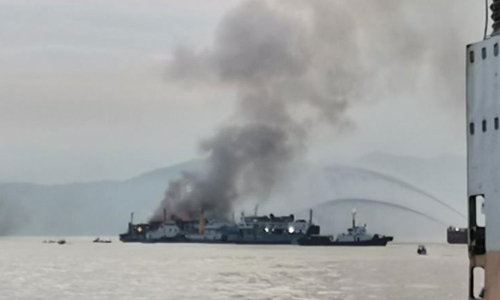 பிலிப்பைன்சில் நடுக்கடலில் பயணிகள் கப்பல் தீப்பிடித்தது- 80 பேர் மீட்பு