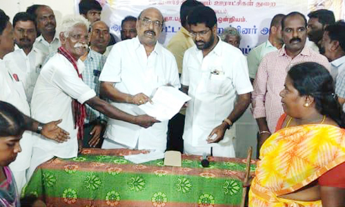 பொதுமக்களிடம் கோரிக்கை மனு வாங்கும் நிகழ்ச்சி