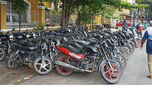 மோட்டார் சைக்கிள்களை திருடிய வாலிபர்கள்