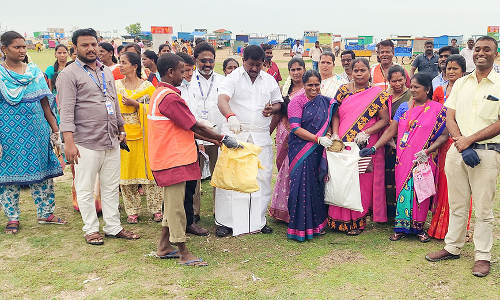 கடலூர் தேவனாம்பட்டினம் சில்வர் பீச்சில் சுத்தம் செய்யும் பணி: மாநகராட்சி மேயர் சுந்தரி ராஜா தொடங்கி வைத்தார்