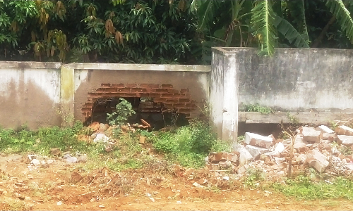 மேட்டுப்பாளையம்  அரசு மேல்நிலைப்பள்ளியில் பாதுகாப்பான சுற்றுச்சுவர் அமைக்க வேண்டும்