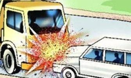 டிப்பர் லாரி மீது கார் மோதி பெண் பலி