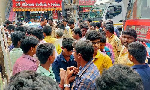 2 தனியார் பஸ்கள் இடையே நேர தகராறு