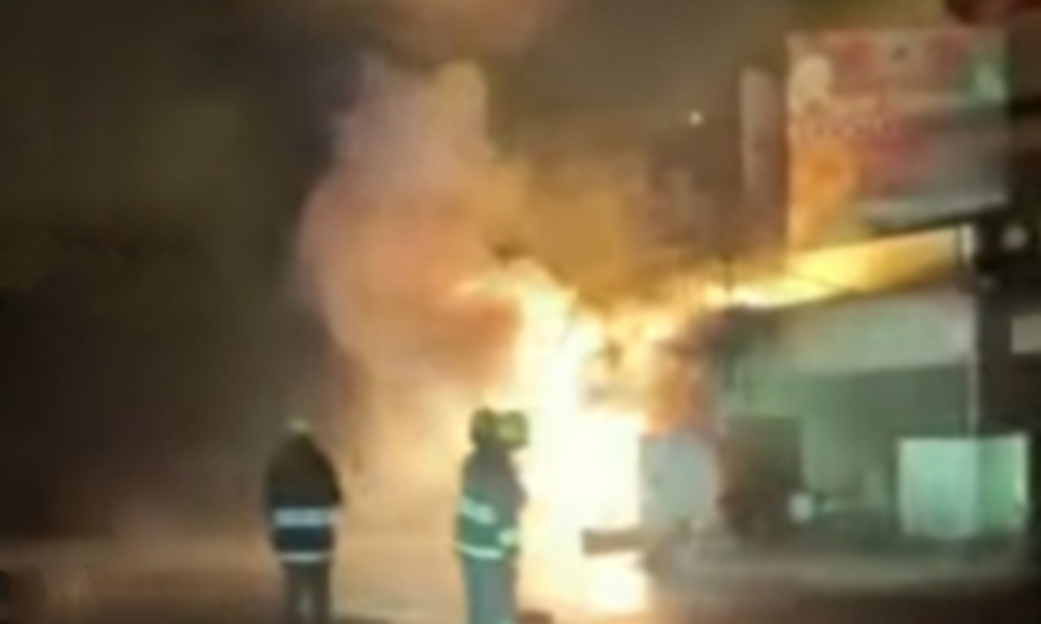 ஓசூரில் பட்டாசு கடையில் திடீர் தீ விபத்து- பல லட்சம் ரூபாய் மதிப்புள்ள பட்டாசுகள் வெடித்து சிதறின ஓசூரில் பட்டாசு கடையில் திடீர் தீ விபத்து- பல லட்சம் ரூபாய் மதிப்புள்ள பட்டாசுகள் வெடித்து சிதறின