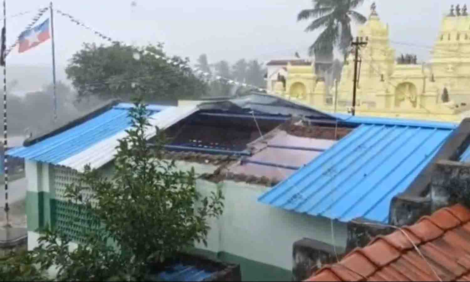 ஊத்தங்கரை அருகே காற்றில் பறந்த அங்கன்வாடி மேற்கூரை -குழந்தைகளை பள்ளிக்கு அனுப்ப பெற்றோர்கள் மறுப்பு ஊத்தங்கரை அருகே காற்றில் பறந்த அங்கன்வாடி மேற்கூரை -குழந்தைகளை பள்ளிக்கு அனுப்ப பெற்றோர்கள் மறுப்பு