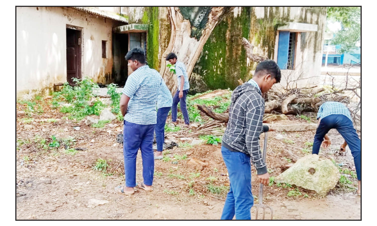 ஓசூர், ராயக்கோட்டை சாலையில் உள்ள அரசுப்பள்ளி வளாகத்தை சுத்தம் செய்த மாணவர்கள் பெற்றோர்கள், சமூக ஆர்வலர்கள் அதிருப்தி ஓசூர், ராயக்கோட்டை சாலையில் உள்ள அரசுப்பள்ளி வளாகத்தை சுத்தம் செய்த மாணவர்கள் பெற்றோர்கள், சமூக ஆர்வலர்கள் அதிருப்தி