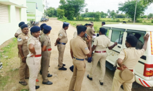 சாக்லேட் கொடுத்து 4 வயது சிறுமி பாலியல் வன்கொடுமை: அரசு பள்ளி ஆசிரியர்-தாளாளரிடம் விசாரணை