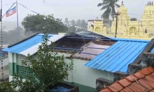 ஊத்தங்கரை அருகே  காற்றில் பறந்த அங்கன்வாடி மேற்கூரை   -குழந்தைகளை பள்ளிக்கு அனுப்ப பெற்றோர்கள் மறுப்பு