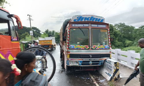 பண்ருட்டியில்  அகல் விளக்கு ஏற்றி  வந்த லாரி டயர் வெடித்து தாறுமாறாக ஓடி  பாலத்தின்மோதி நின்றது