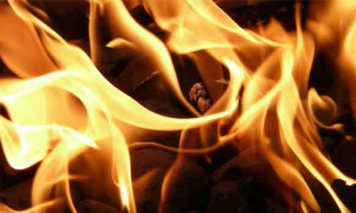 பெட்டி கடை- மோட்டார் சைக்கிளுக்கு தீ வைப்பு