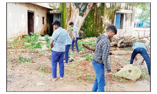 ஓசூர், ராயக்கோட்டை சாலையில் உள்ள  அரசுப்பள்ளி வளாகத்தை சுத்தம் செய்த மாணவர்கள்  பெற்றோர்கள், சமூக ஆர்வலர்கள் அதிருப்தி